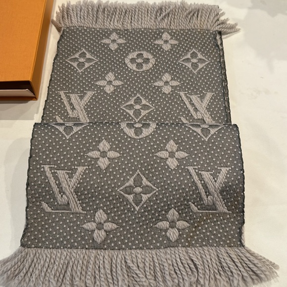 Authentic Louis Logomania wool scarf with box - Picture 7 of 11